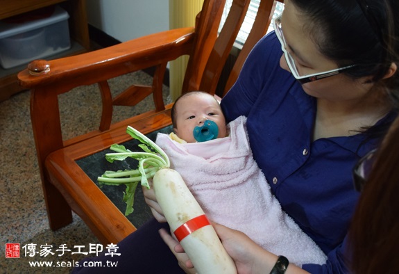 張寶寶(台中南屯區到府嬰兒寶寶滿月剃頭理髮、免費到府嬰兒剃胎毛儀式吉祥話)。到府剃頭剃胎毛主持、專業拍照、DVD光碟、證書。★購買「臍帶章、肚臍章、胎毛筆刷印章」贈送：剃頭、收涎、抓周，三選一。2015.11.03 照片12